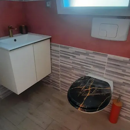 La Moustache Bleue לינה וארוחת בוקר